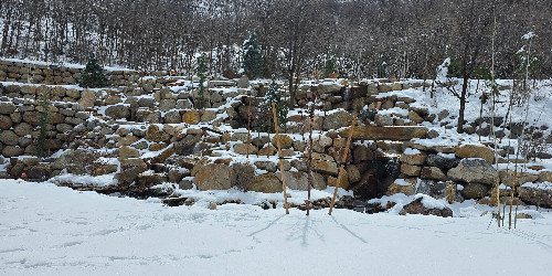 Modern water wall feature